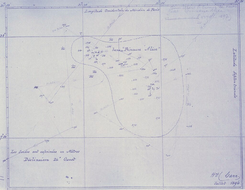 Batymetrický záznam mělčiny Princess Alice nakreslený modrým inkoustem v červenci 1896, hloubky v metrech a tečkovaný obrys, podepsaný kapitánem Carrem