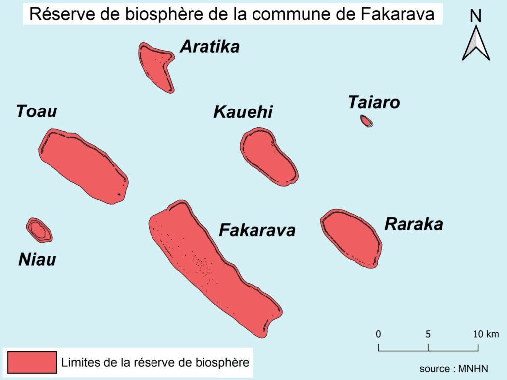 Mapa sedmi atolů zakreslených červeně na světle modrém podkladu, uprostřed Fakarava, kolem ní Toau, Aratika, Kauehi, Taiaro, Raraka a Niau, se směrovkou na sever a měřítkem