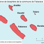Mapa sedmi atolů zakreslených červeně na světle modrém podkladu, uprostřed Fakarava, kolem ní Toau, Aratika, Kauehi, Taiaro, Raraka a Niau, se směrovkou na sever a měřítkem