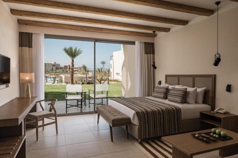 Pokoj s manželskou postelí a přímým přístupem do bazénu v hotelu JAZ Elite Riviera