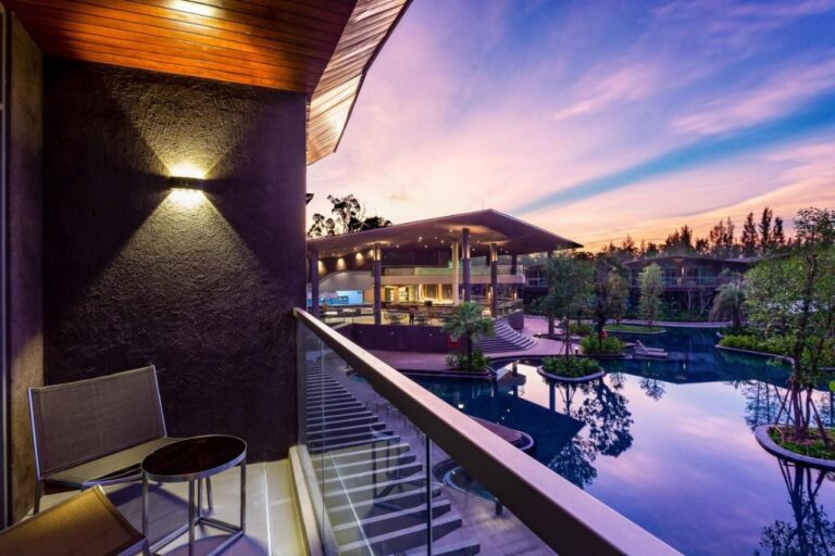 Balkon nad velkým bazénem hotelu Kalima Resort Khao Lak za soumraku