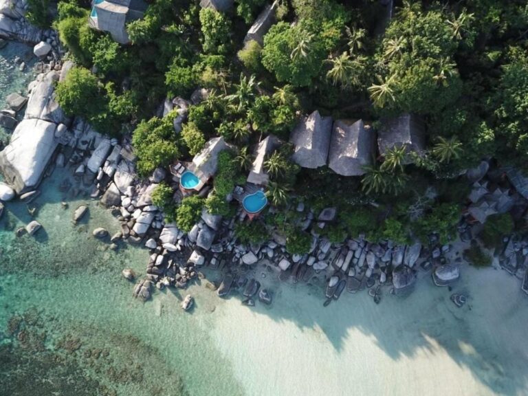 Letecký pohled na Koh Tao Cabana, jeho chatky mezi stromy, skály a pláž s bílým pískem