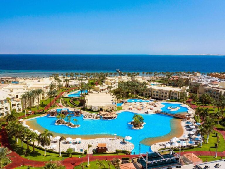 Letecký pohled na Rixos Sharm El Sheikh, jeho bazény ve tvaru laguny, palmy a Rudé moře