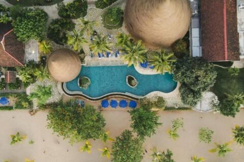 Letecký pohled na Sudamala Resort Komodo, jeho bazén, zahrady a pláž