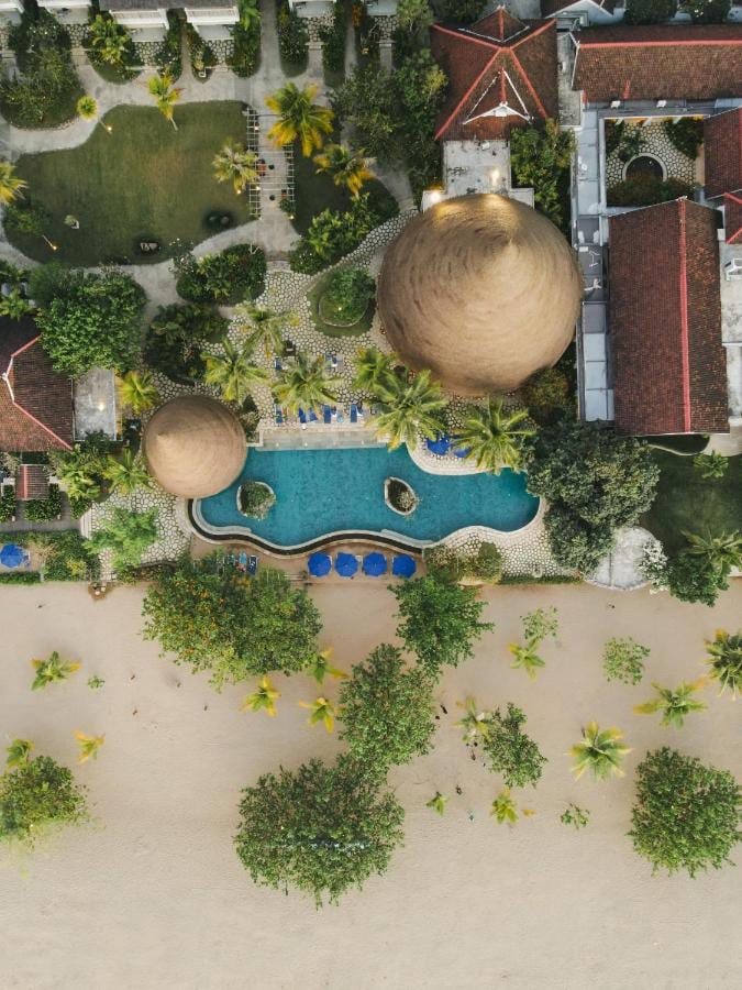 Letecký pohled na Sudamala Resort Komodo, jeho bazén, zahrady a pláž