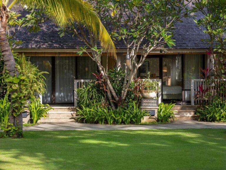 Bungalovy Sudamala Resort Komodo na okraji trávníku